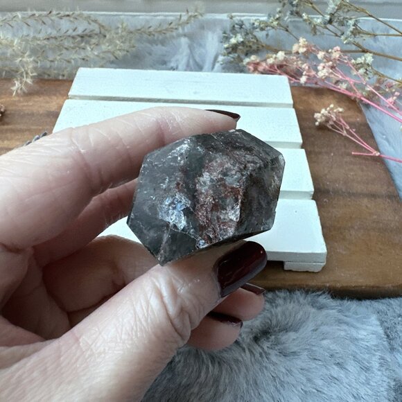 Small Garden Quartz Polished Point - Picture 8 of 8